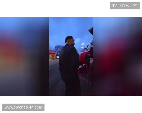 库尼亚赛后签名让子代劳暖心幕